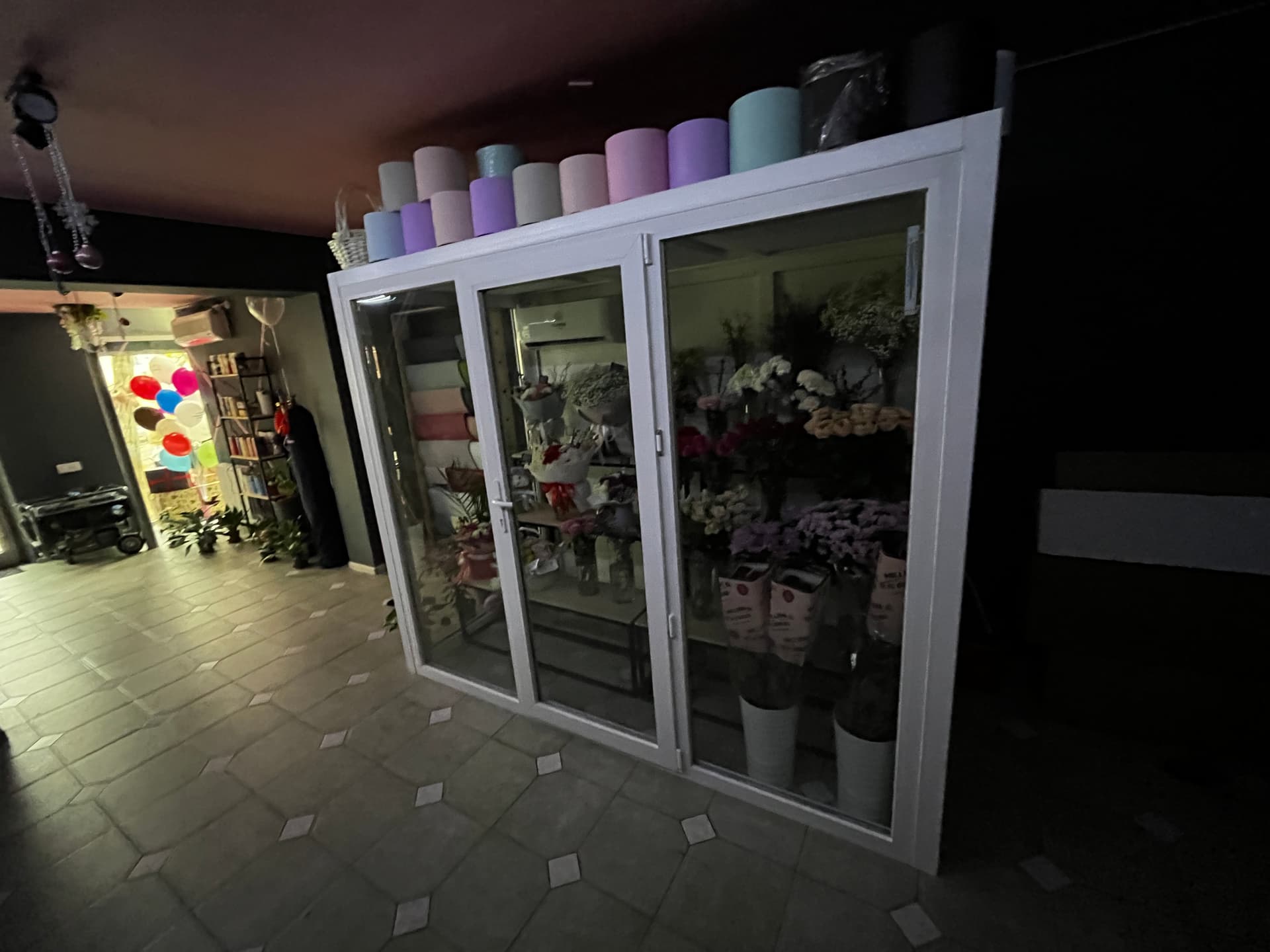 Острівний холодильник для квітів